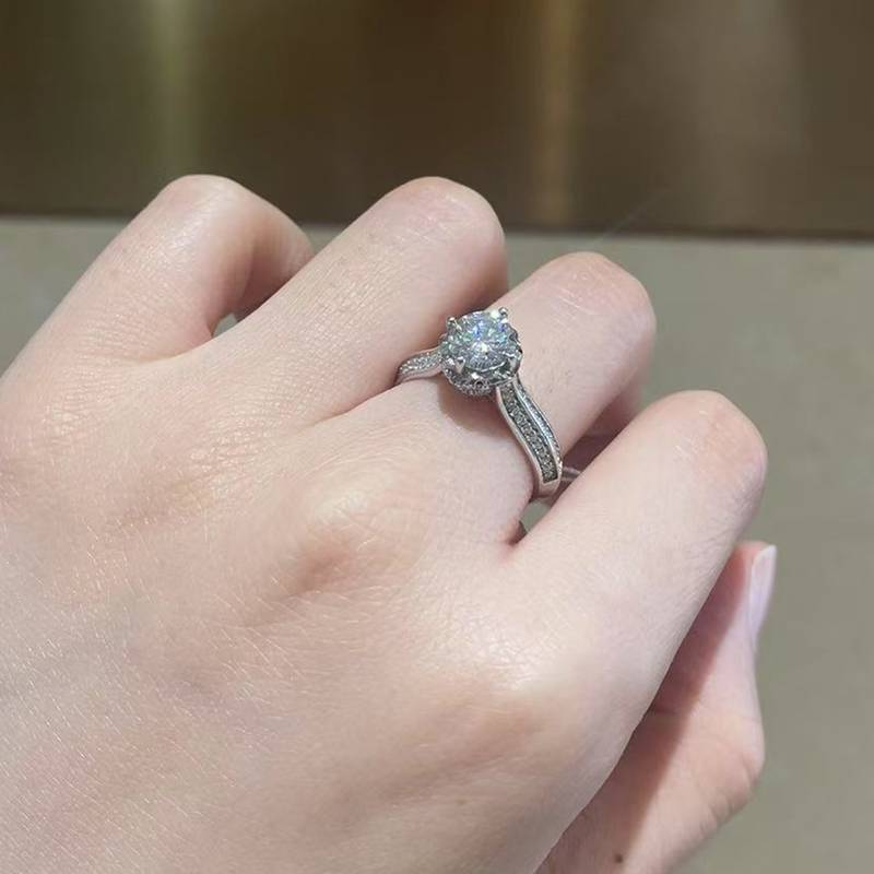 单头女戒S925银镀白金女戒定制选款主石莫桑钻1.0ct/副石高碳钻